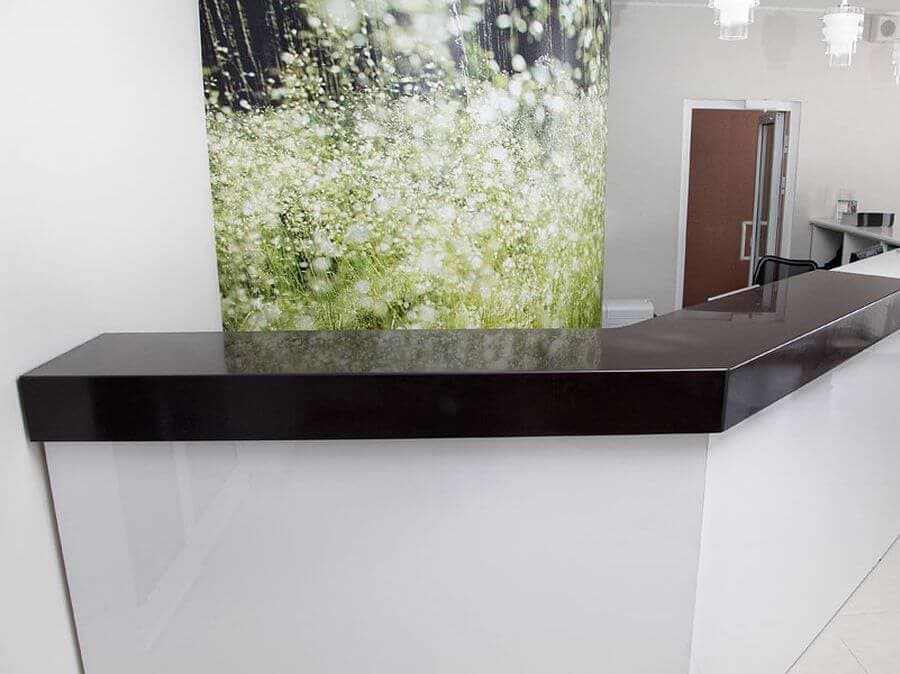 Стойка ресепшн с черной столешницей