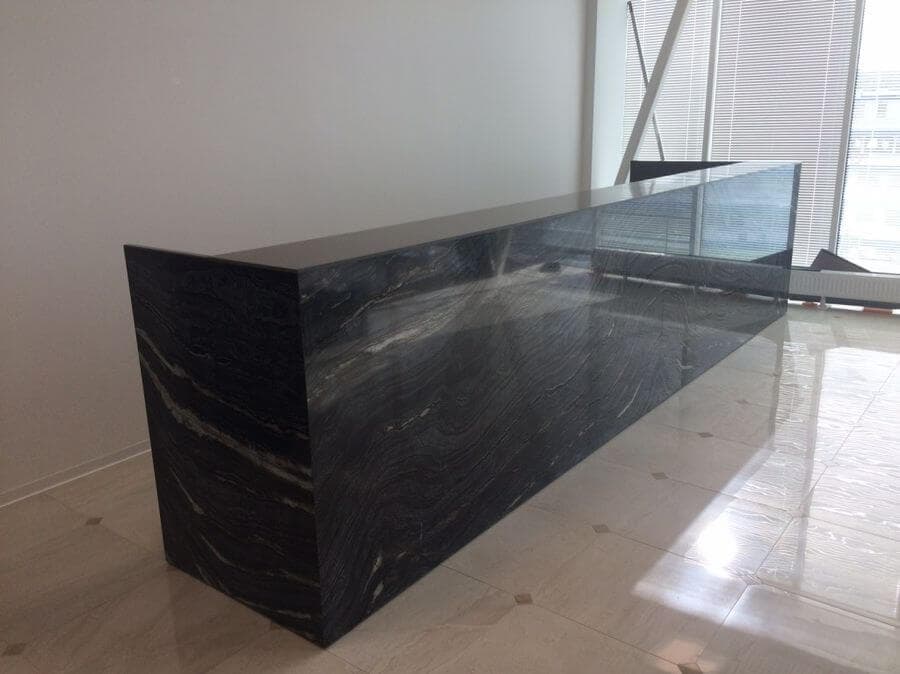 Черная стойка ресепшн