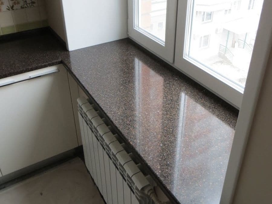 Широкий подоконник