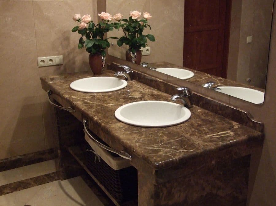 Столешница для ванной с двумя умывальниками