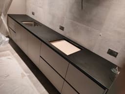 Черная прямая столешница