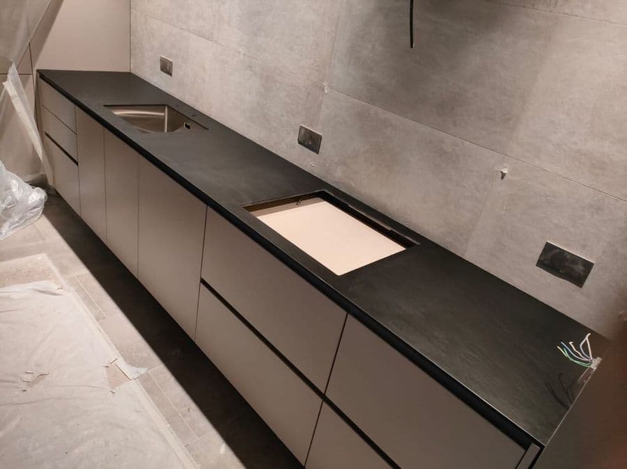 Черная прямая столешница