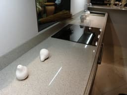 Кварцевая столешница для кухни