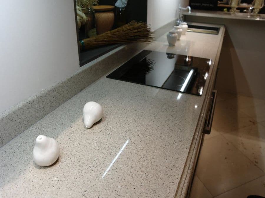 Кварцевая столешница для кухни