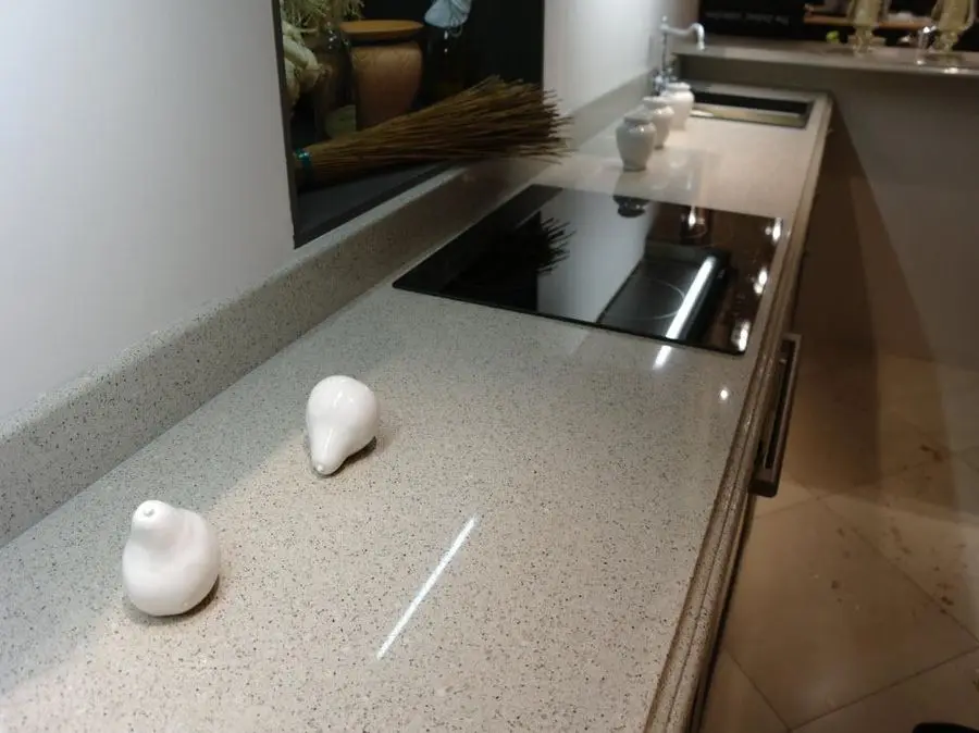 Кварцевая столешница для кухни