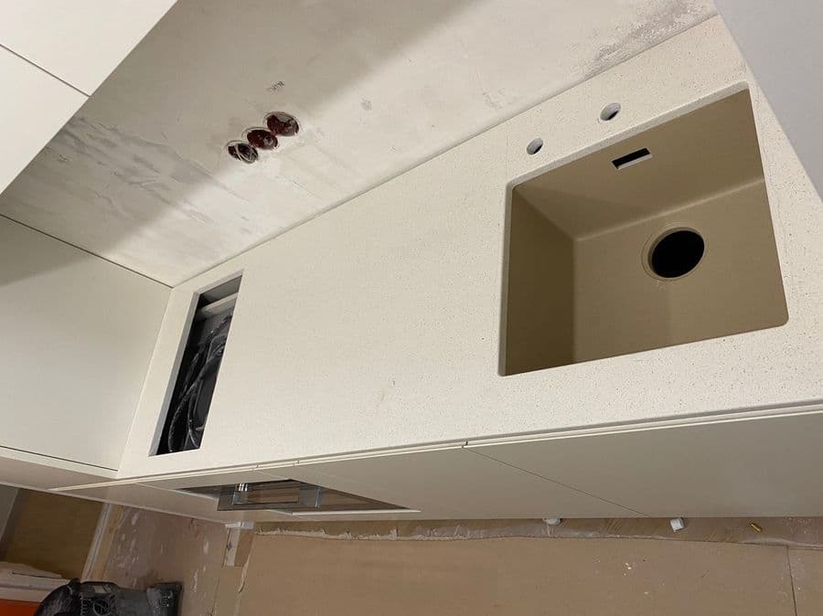 Светлая кухонная столешница