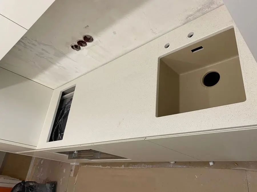 Светлая кухонная столешница