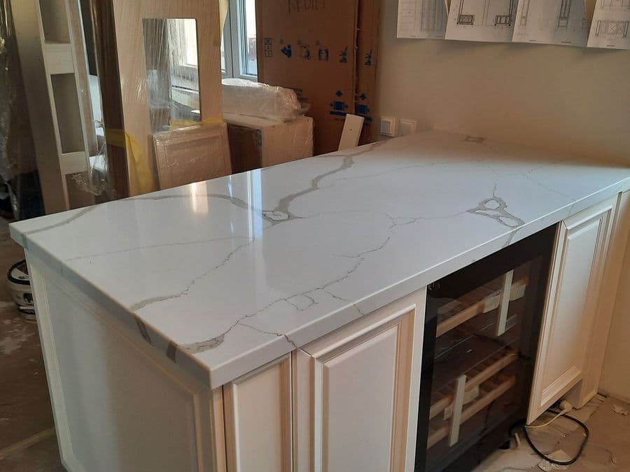 Цельная кухонная столешница