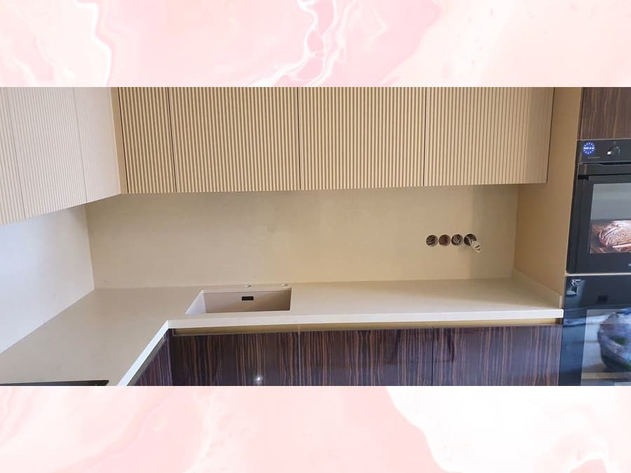 Угловая столешница с стеновой панелью