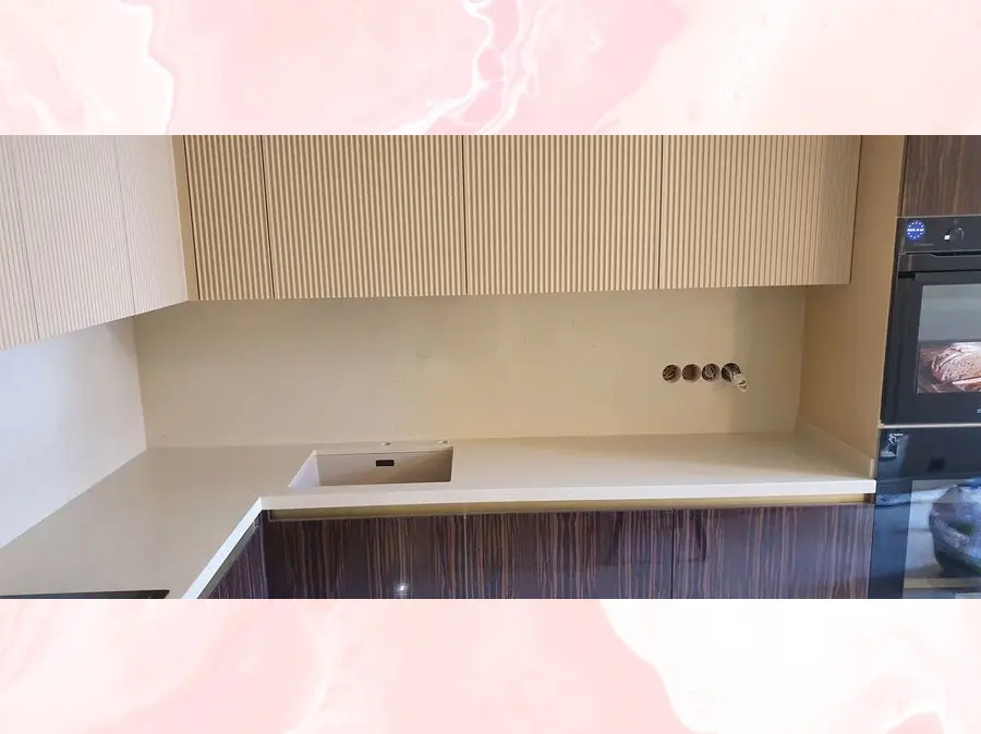 Угловая столешница с стеновой панелью