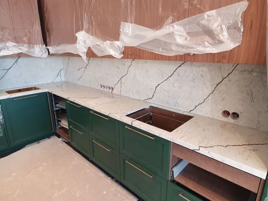 Белая столешница и стеновые панели