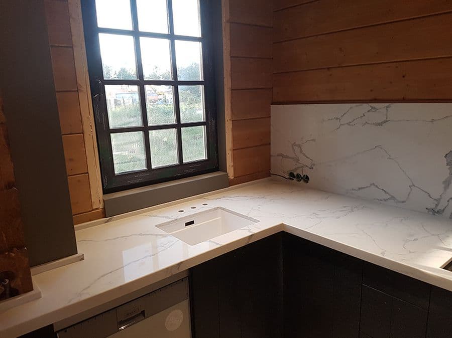 Белая угловая столешница