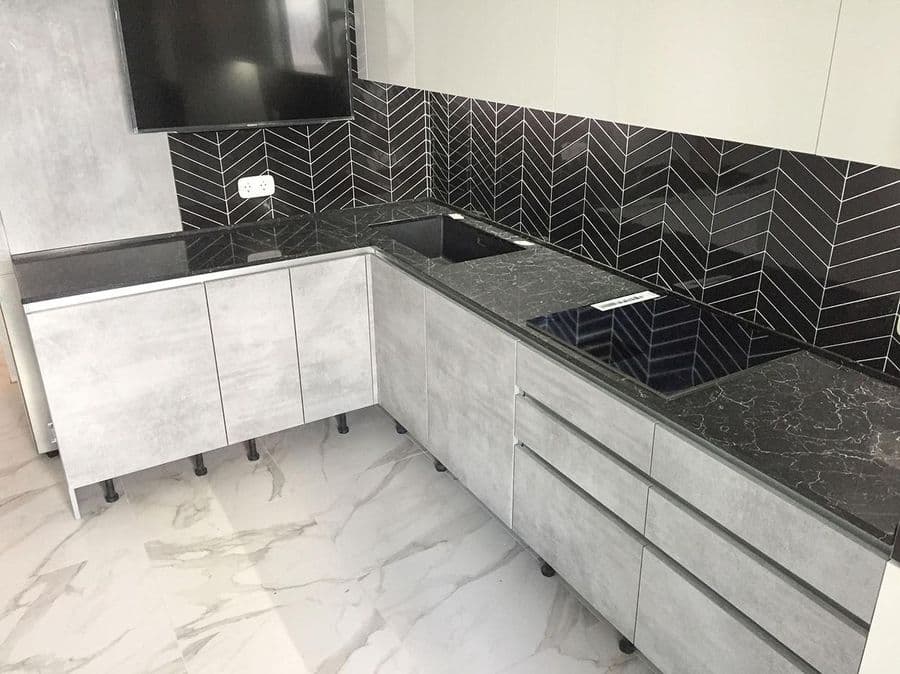 Элегантная черная столешница