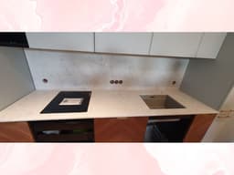 Белая прямая столешница и стеновая панель