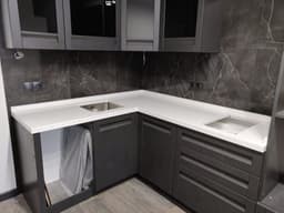 Белоснежная угловая кухонная столешница