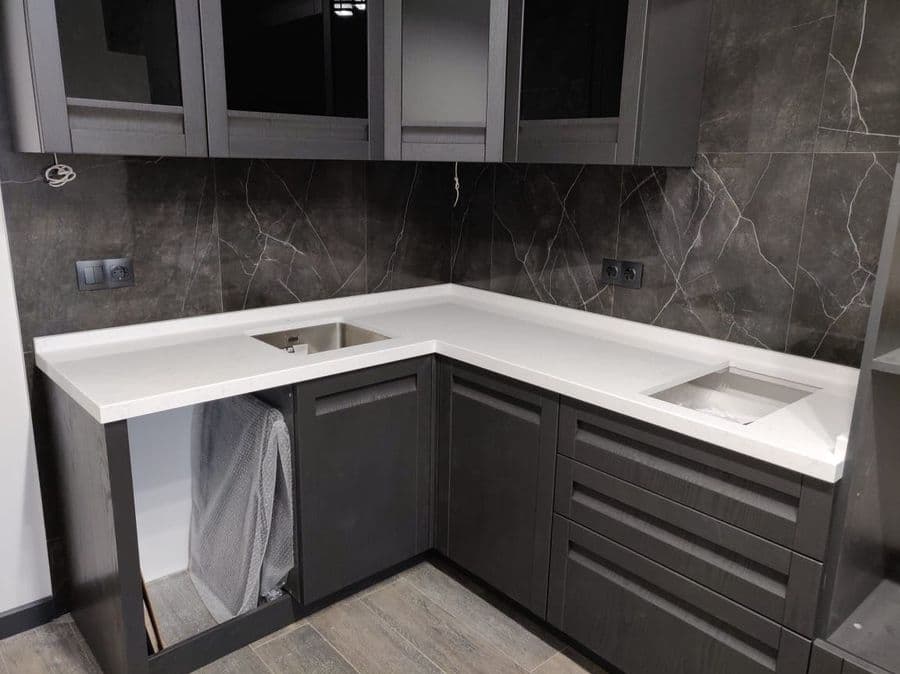 Белоснежная угловая кухонная столешница