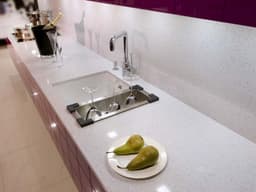 Кварцевая белая столешница