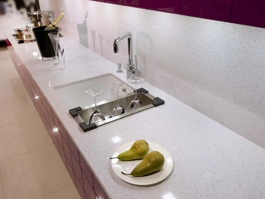 Кварцевая белая столешница