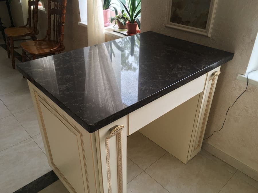 Компактный кварцевый стол