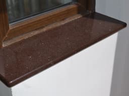 Коричневый подоконник