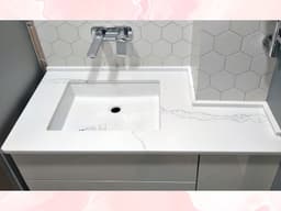 Белая столешница для ванной комнаты