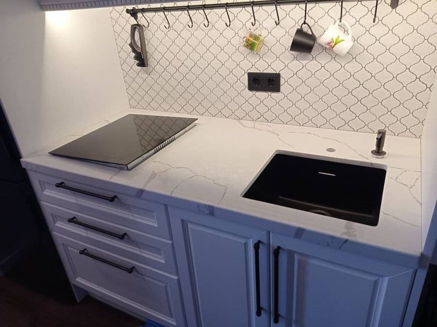 Белая кухонная столешница