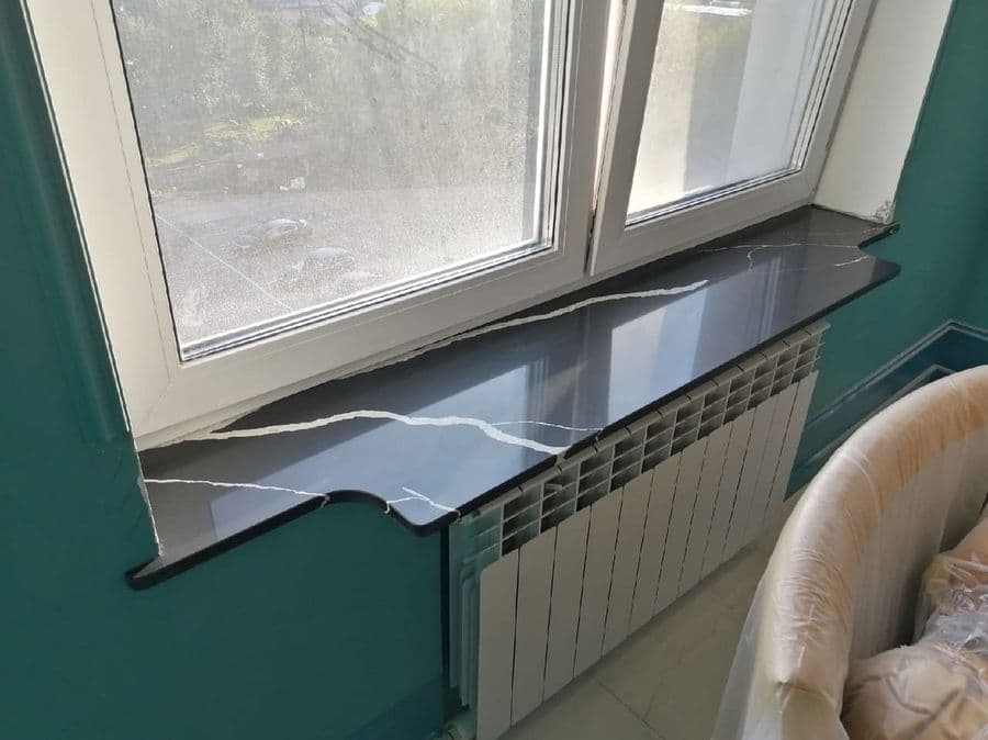 Черный подоконник