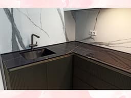 Темная угловая столешница