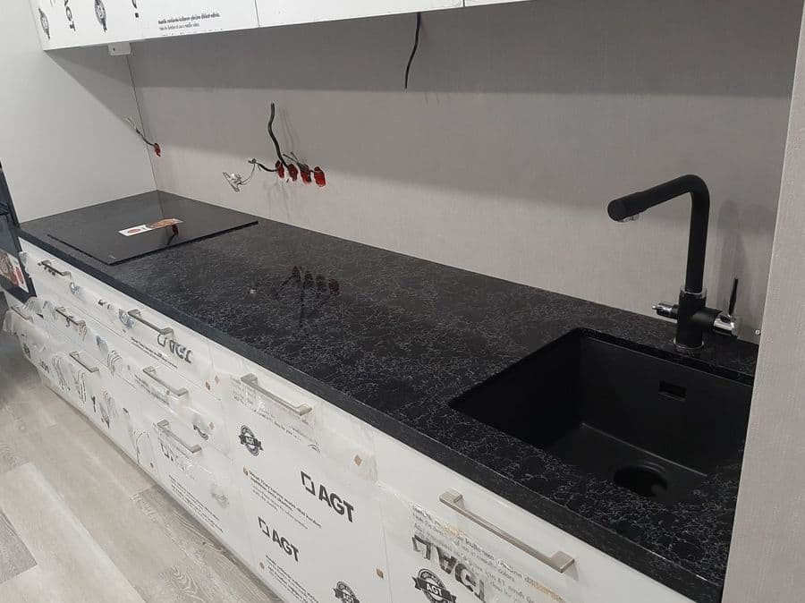 Черная прямая столешница для кухни