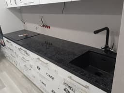 Черная прямая столешница для кухни