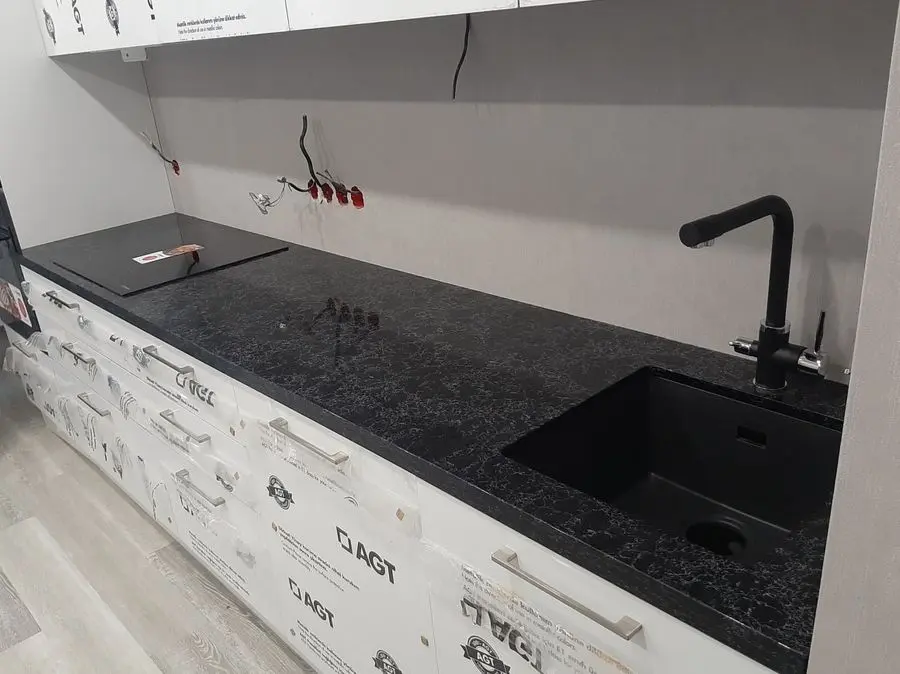 Черная прямая столешница для кухни