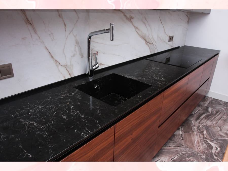 Черная столешница с интегрированной мойкой