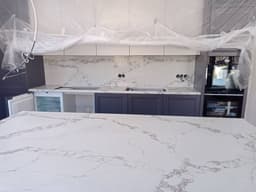 Прямая столешница в светлых тонах