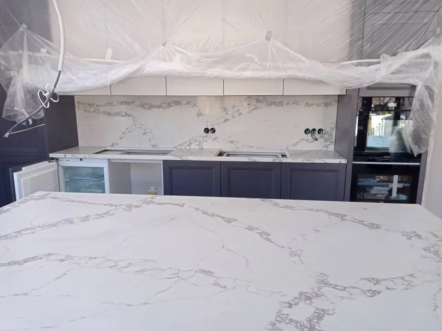 Прямая столешница в светлых тонах