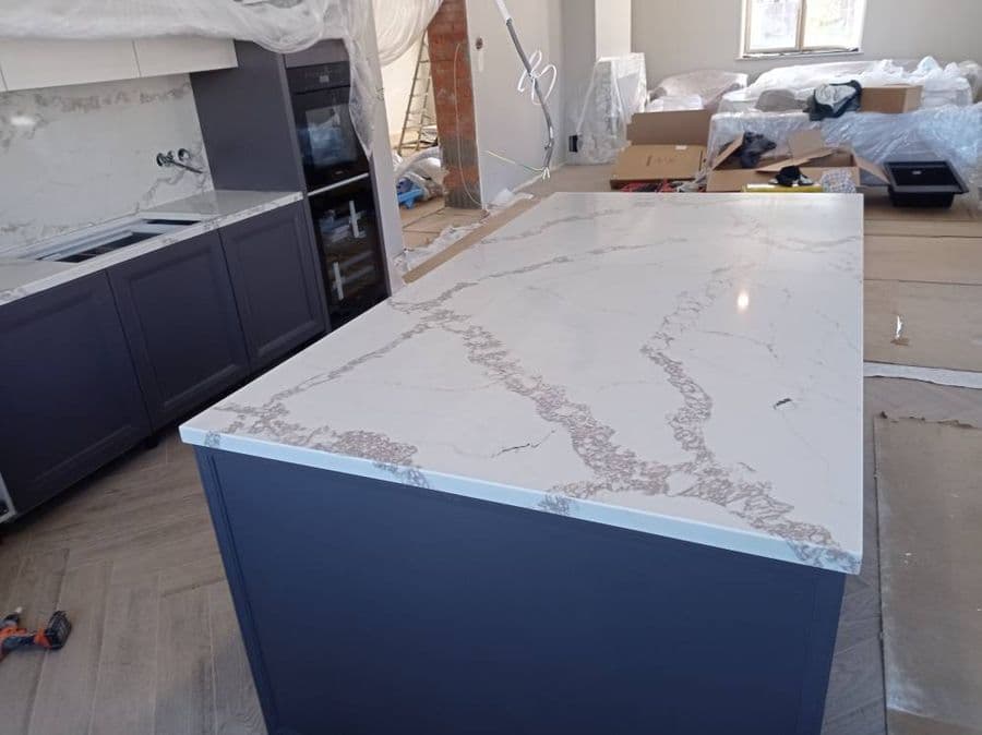 Столешница-остров светлого цвета