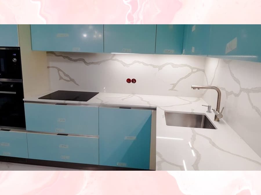 Глянцевая угловая столешница со стеновой панелью