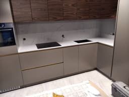 Белая угловая столешница со стеновой панелью для кухни