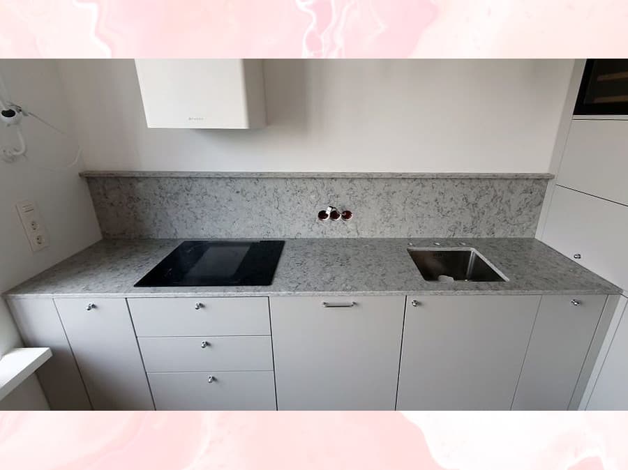 Прямая столешница с маленькой стеновой панелью