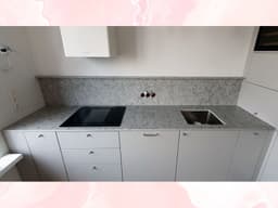 Прямая столешница с маленькой стеновой панелью