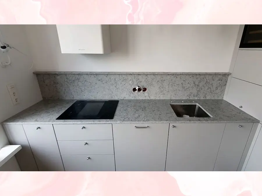 Прямая столешница с маленькой стеновой панелью