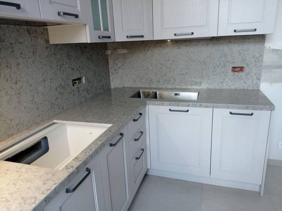 Угловая столешница и стеновая панель для кухни