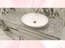 Столешница с вкраплениями для ванной