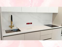 Белоснежная кухонная столешница и стеновая панель