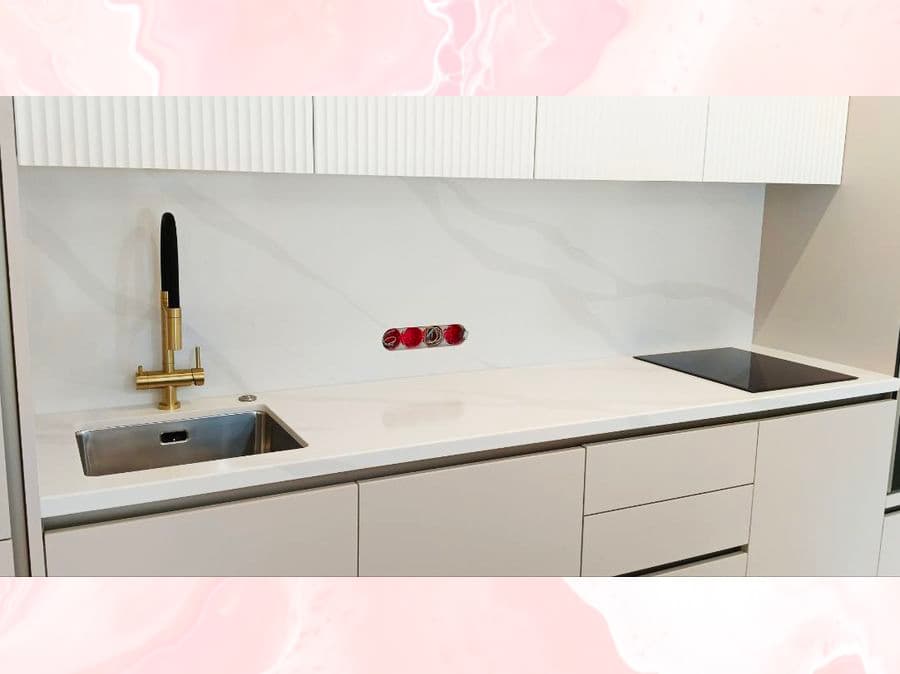 Белоснежная кухонная столешница и стеновая панель