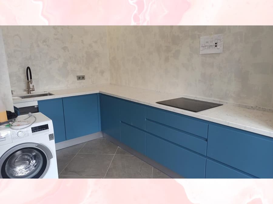 Угловая белая столешница для кухни