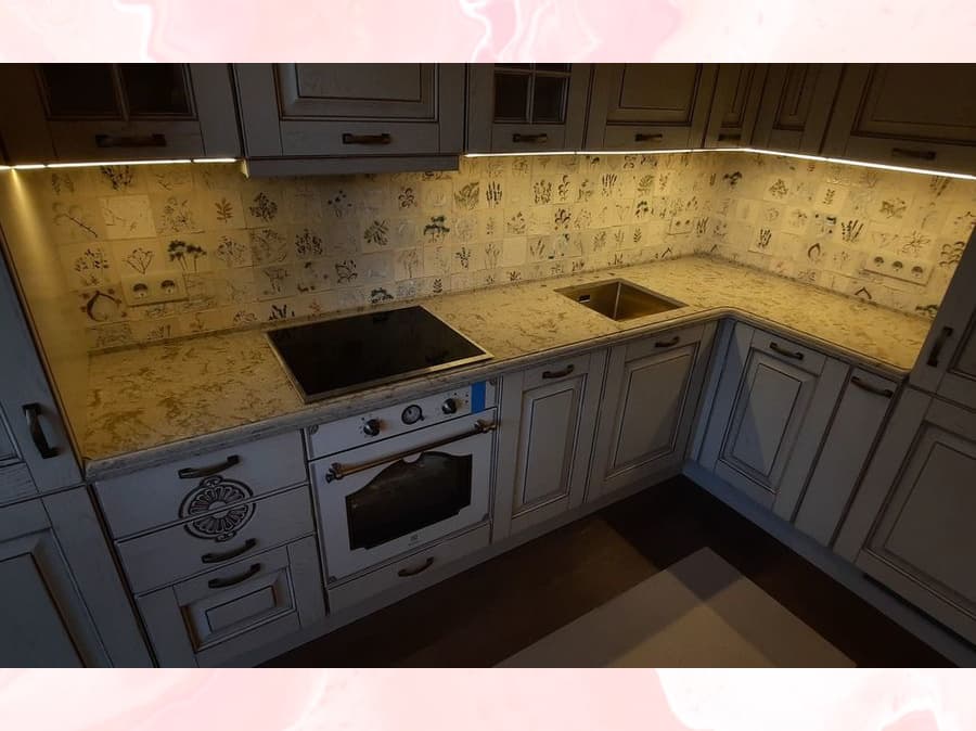 Угловая кухонная столешница с фигурной фаской